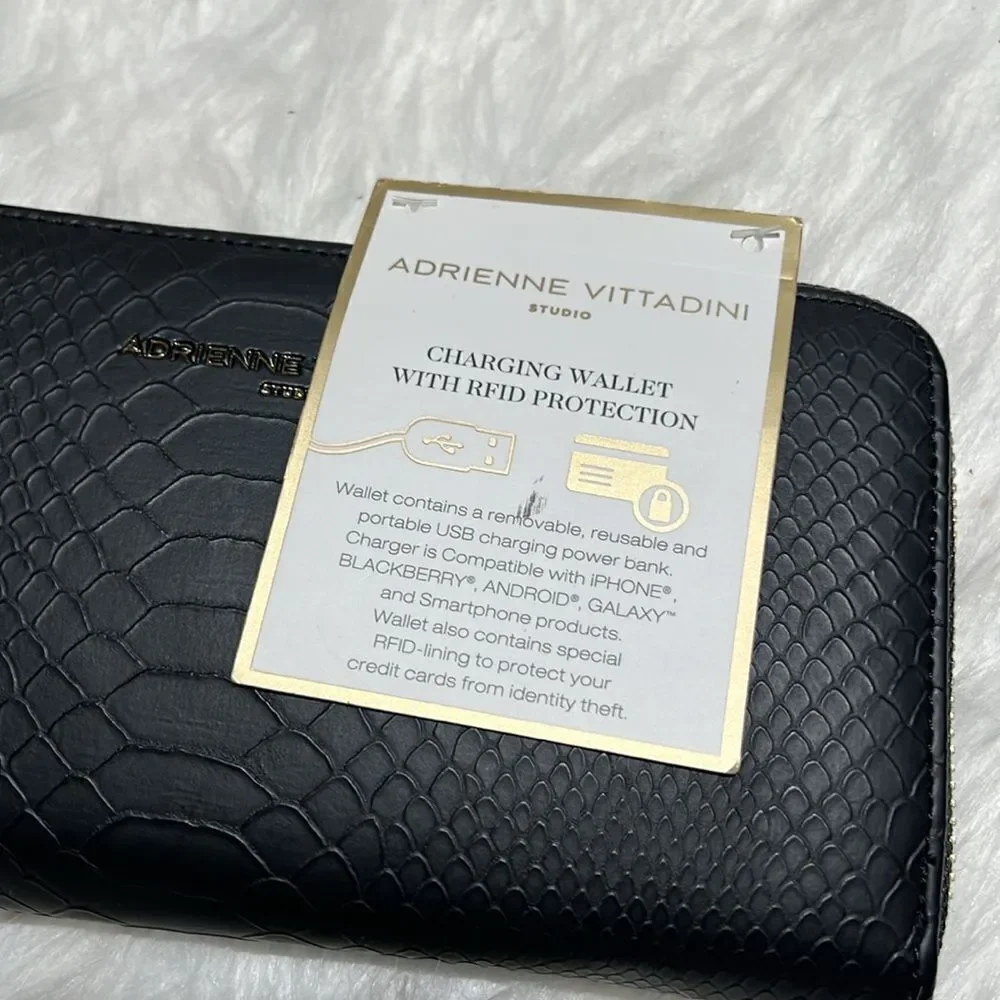 Adrienne‎ Vittadini Charging Wristlet Wallet A27